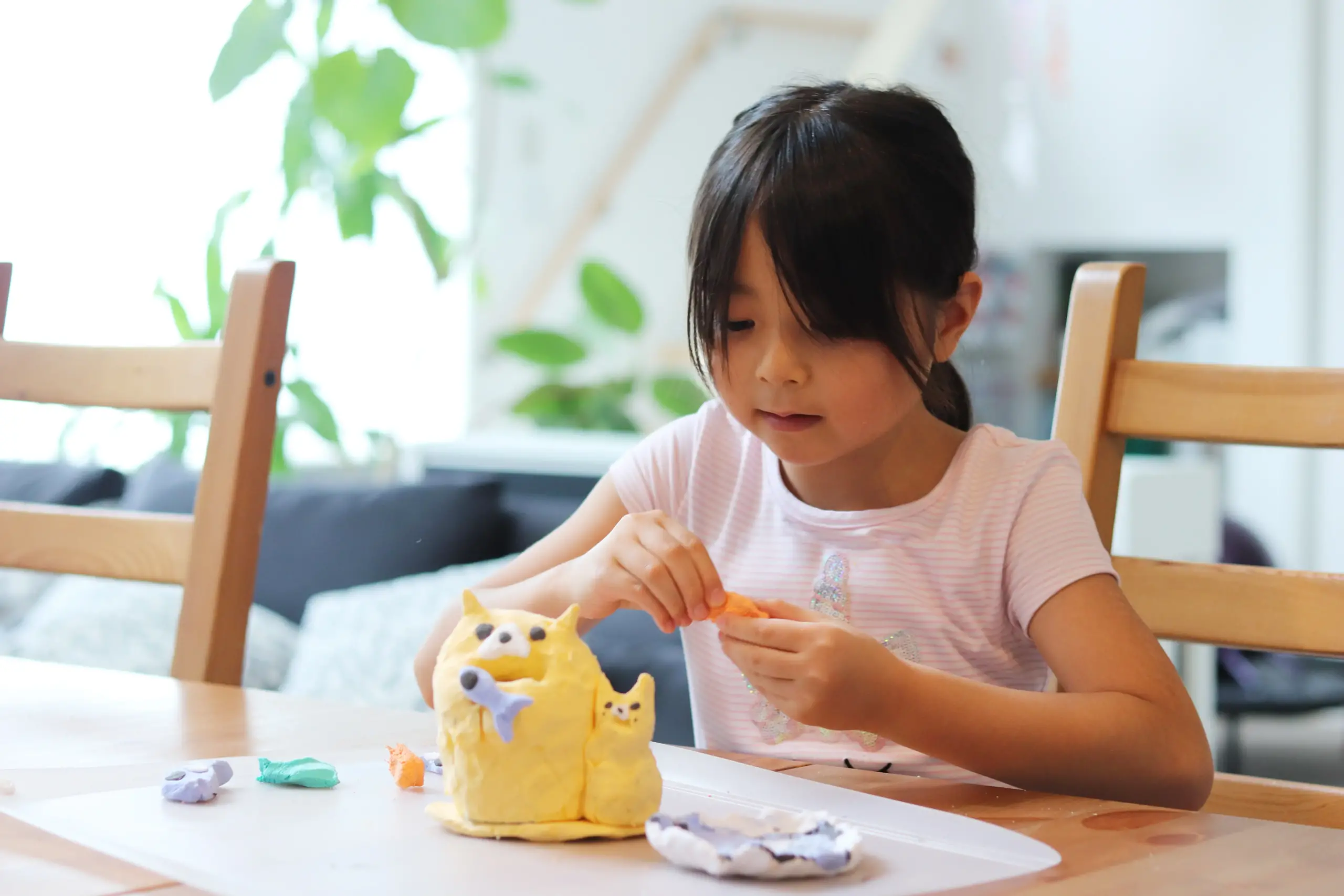 年度で作品を作る子供
