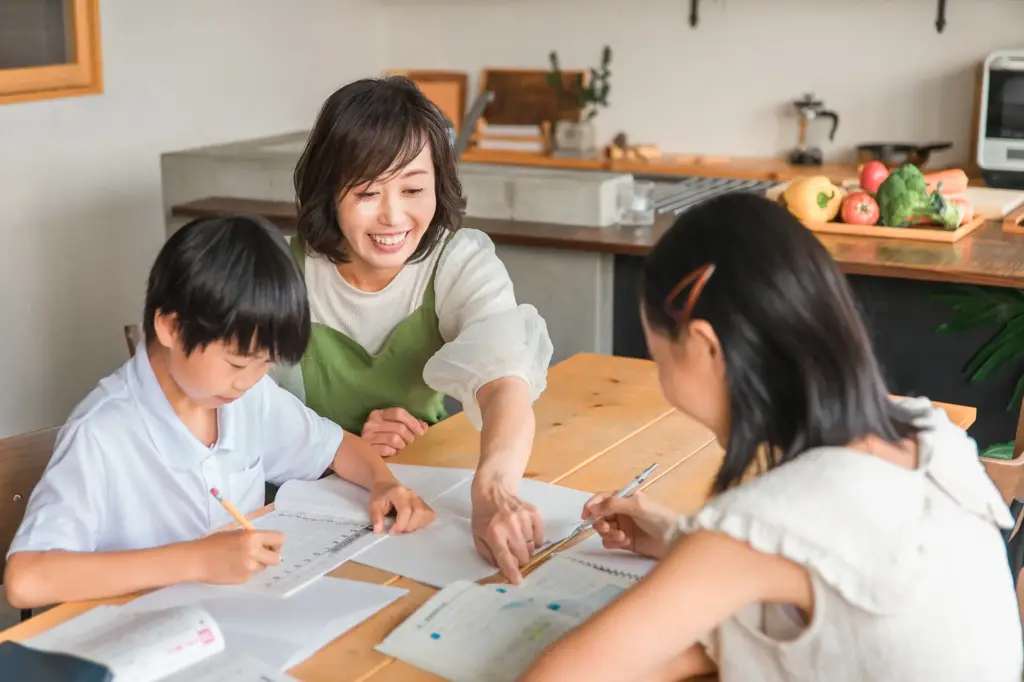 家で宿題をする子供たち