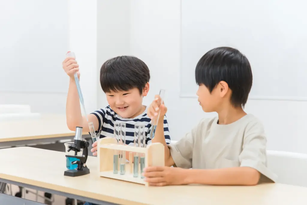 理科の実験をする子供たち