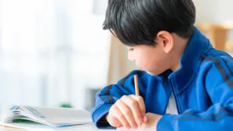 リビング学習する男の子