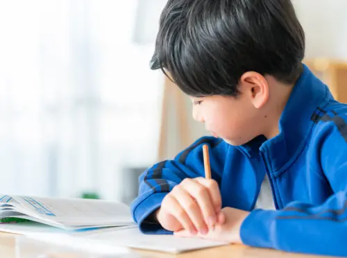 リビング学習する男の子
