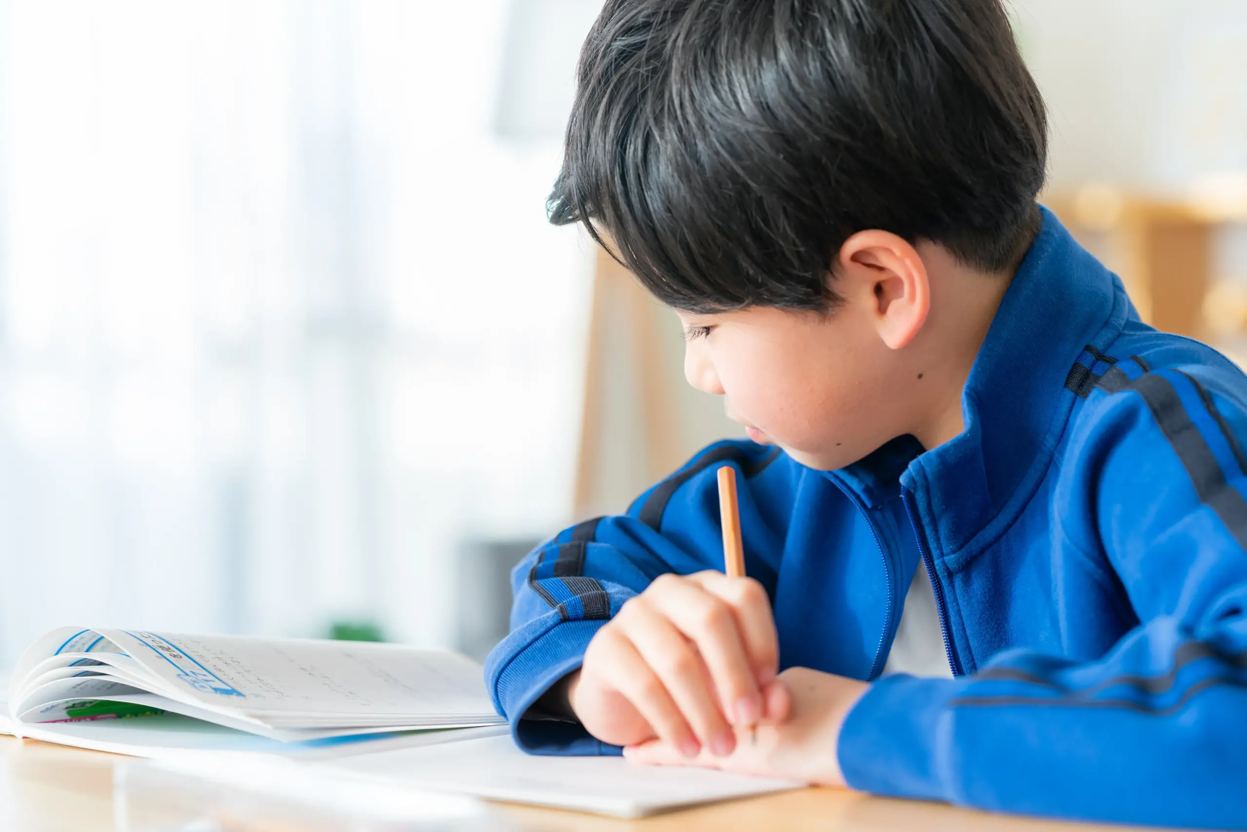 リビング学習する男の子