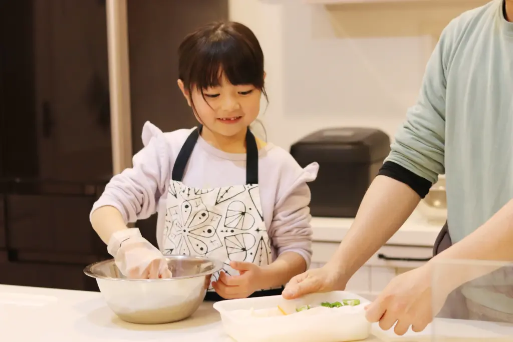 親子で料理する女の子