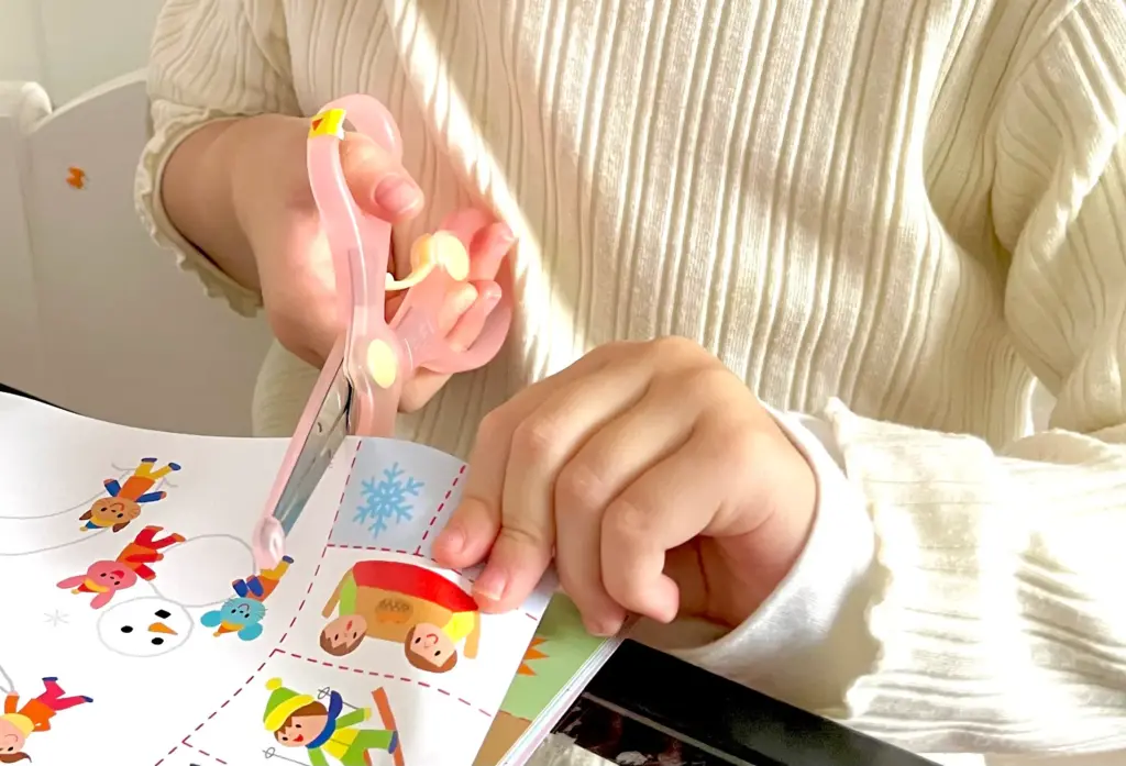 ハサミを使う子供の手元