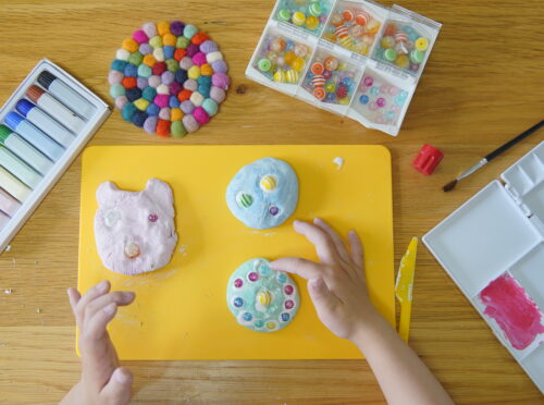 粘土工作をする子供の手元