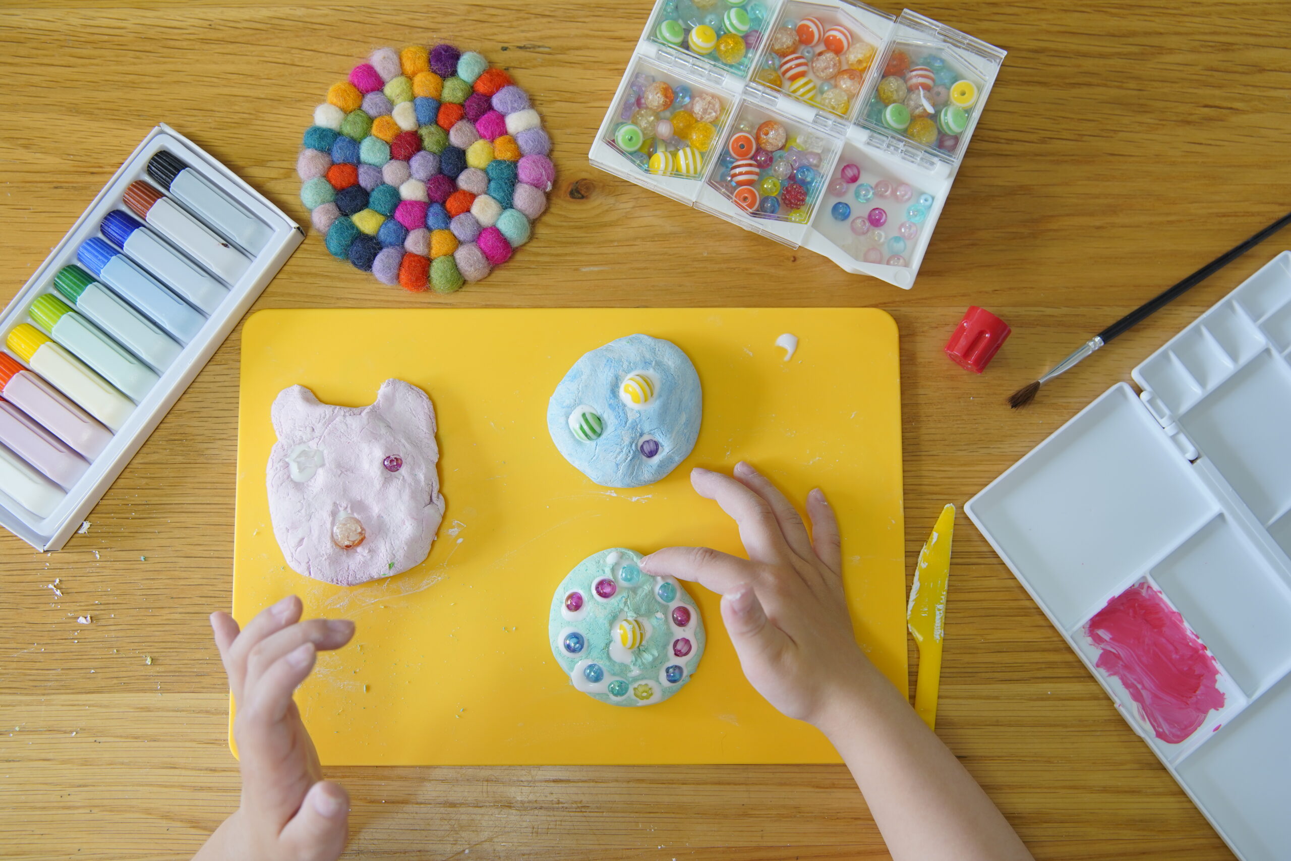 粘土工作をする子供の手元