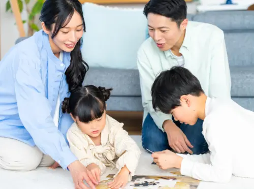 リギングで遊ぶ親子