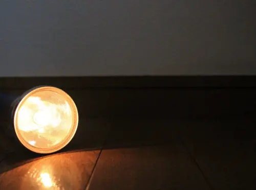 停電した暗い室内を懐中電灯で照らす様子
