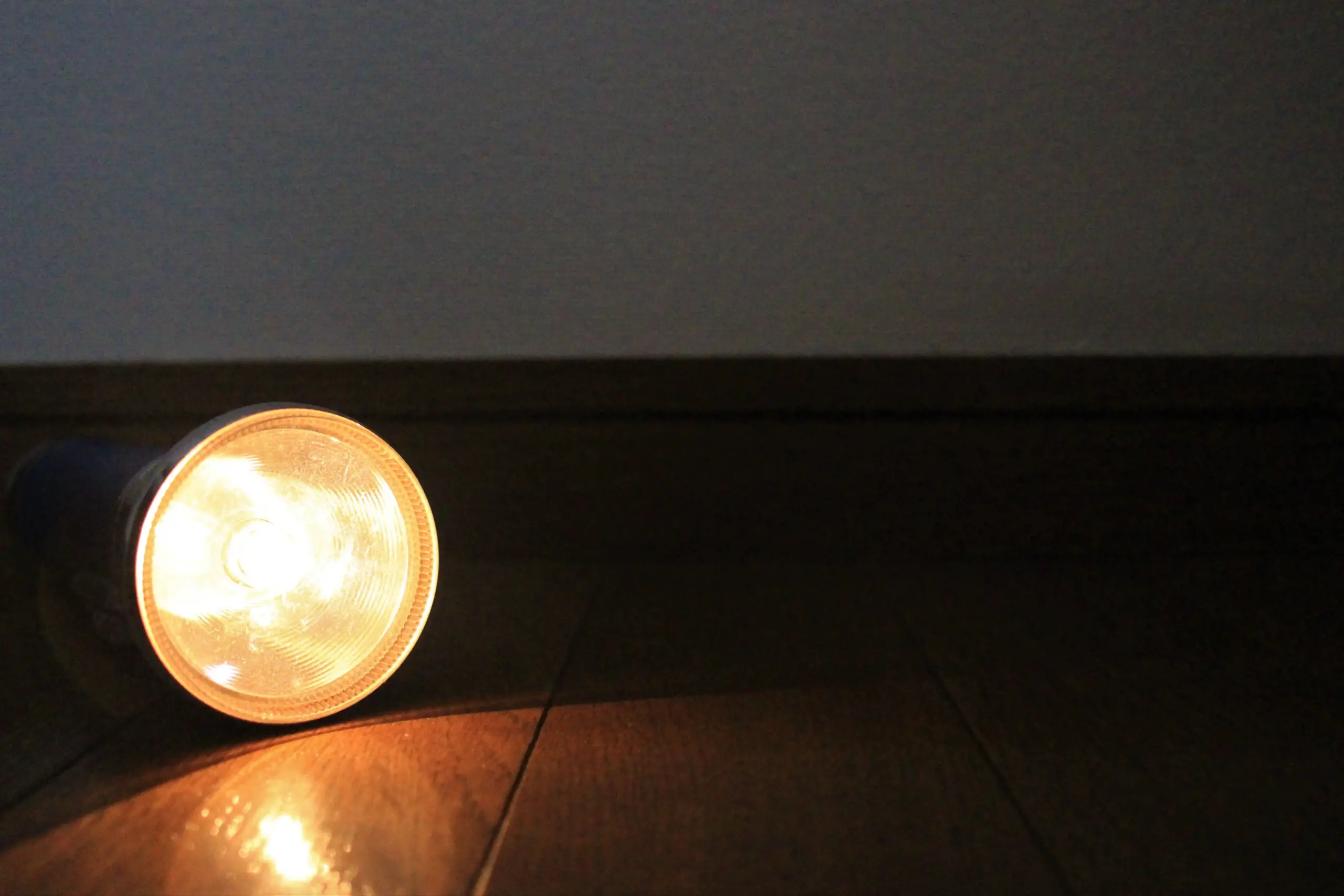 停電した暗い室内を懐中電灯で照らす様子