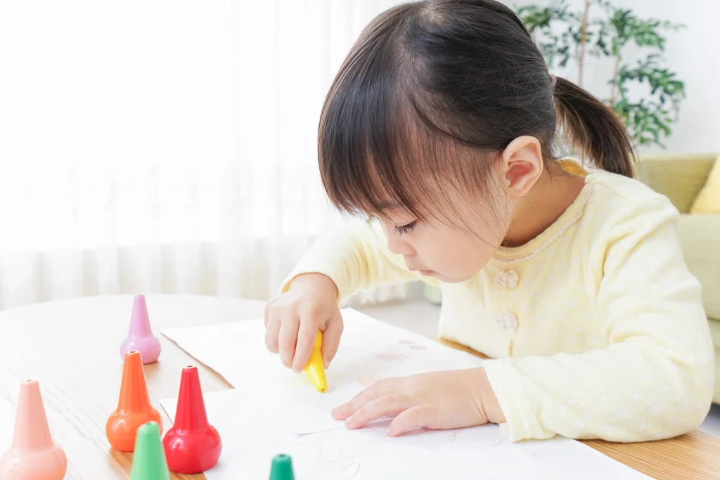 夢中でお絵描きする女の子