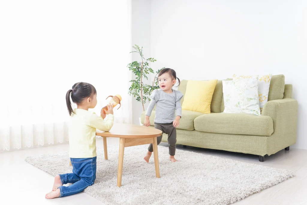 リビングで遊ぶ姉妹