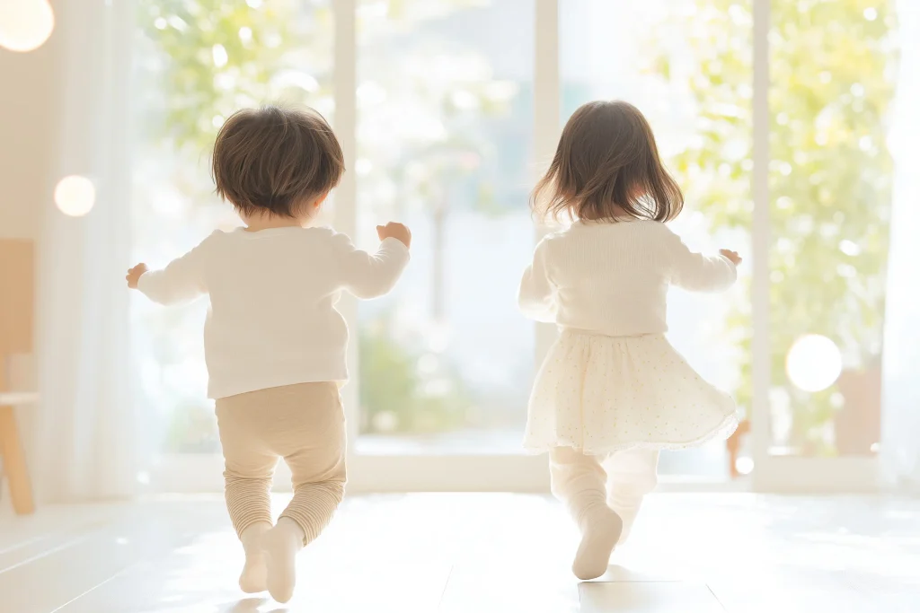 部屋を走り回る子供たち