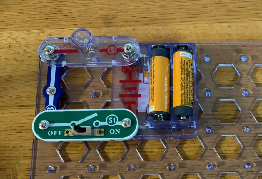 電脳サーキット100のスイッチを回路から外し、電気の通り道が途中で切れている様子