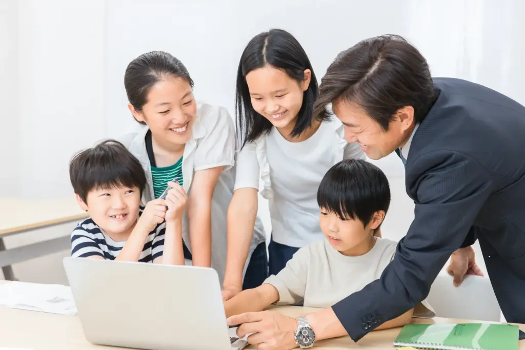 小学校でグループ学習に取り組む子どもたち