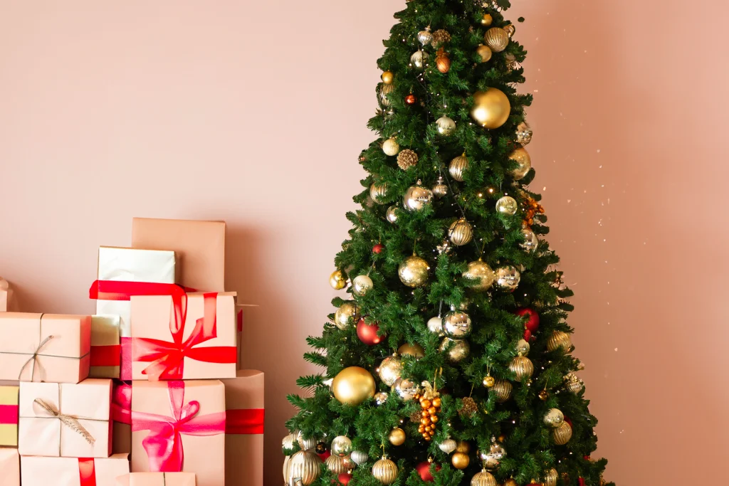 クリスマスツリーとプレゼントイメージ