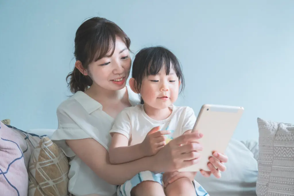 一緒にプレゼント選びをする親子イメージ