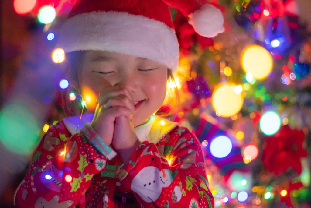 クリスマスプレゼントを楽しみにする女の子