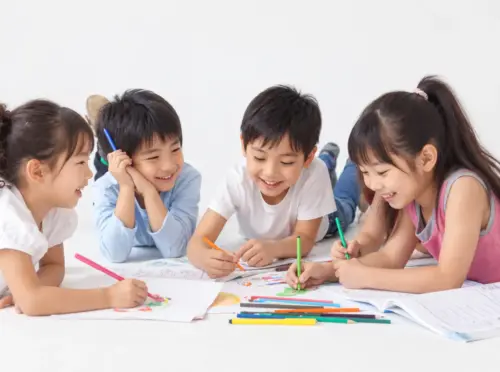 お絵描きをする子供たち