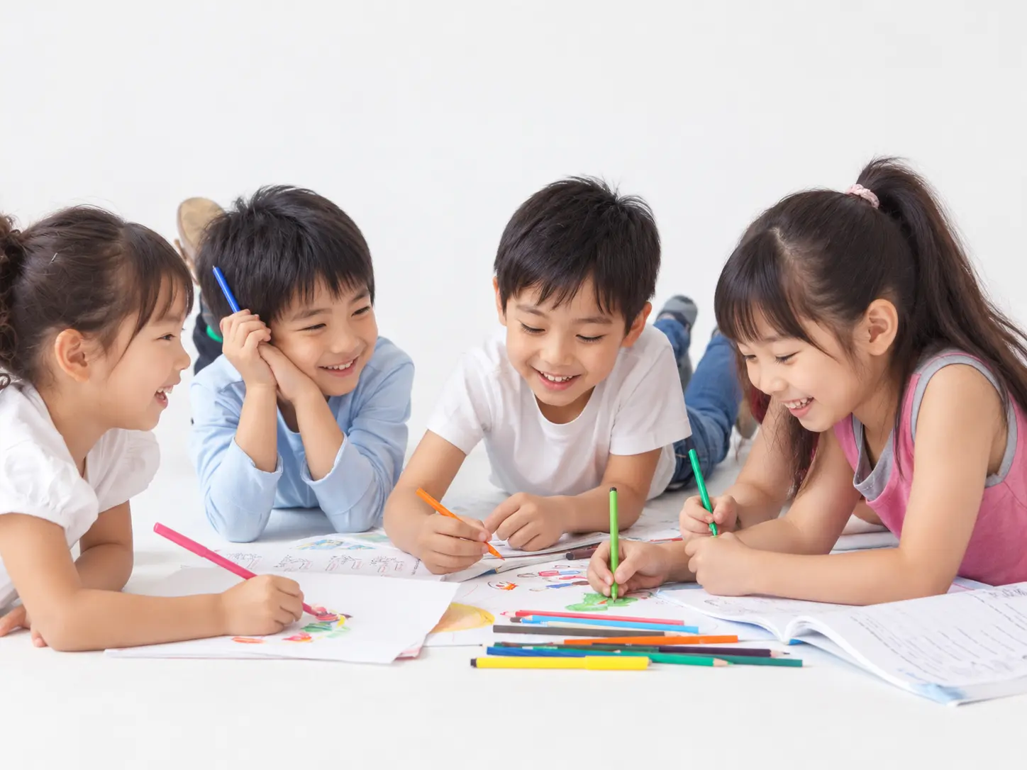 お絵描きをする子供たち
