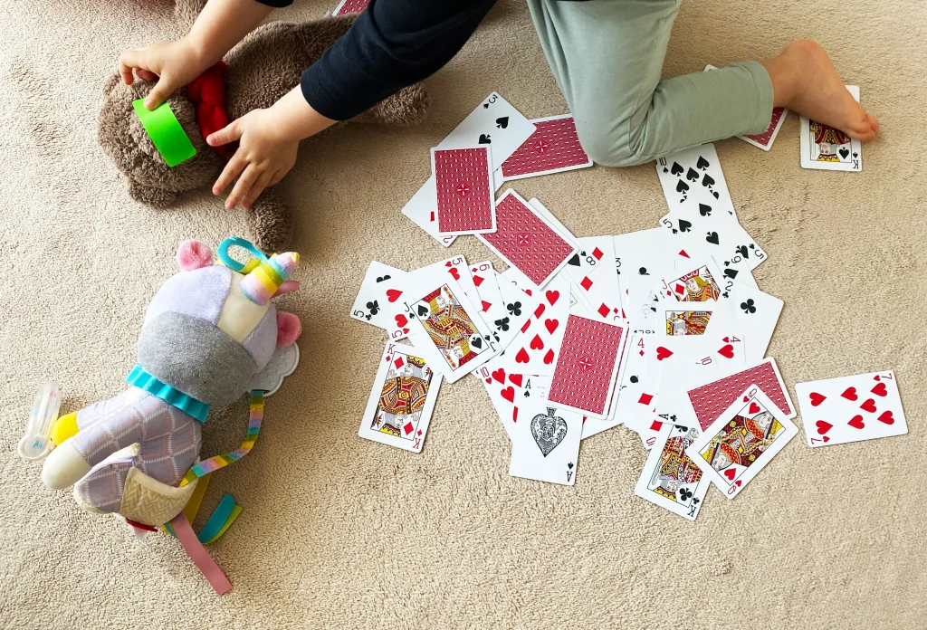 知育ブロックを使って一人で遊ぶ子ども