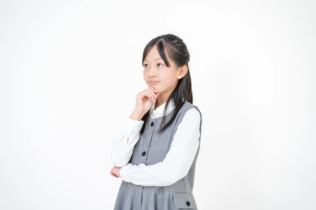 おもちゃの遊び方や問題について考える子どものイメージ